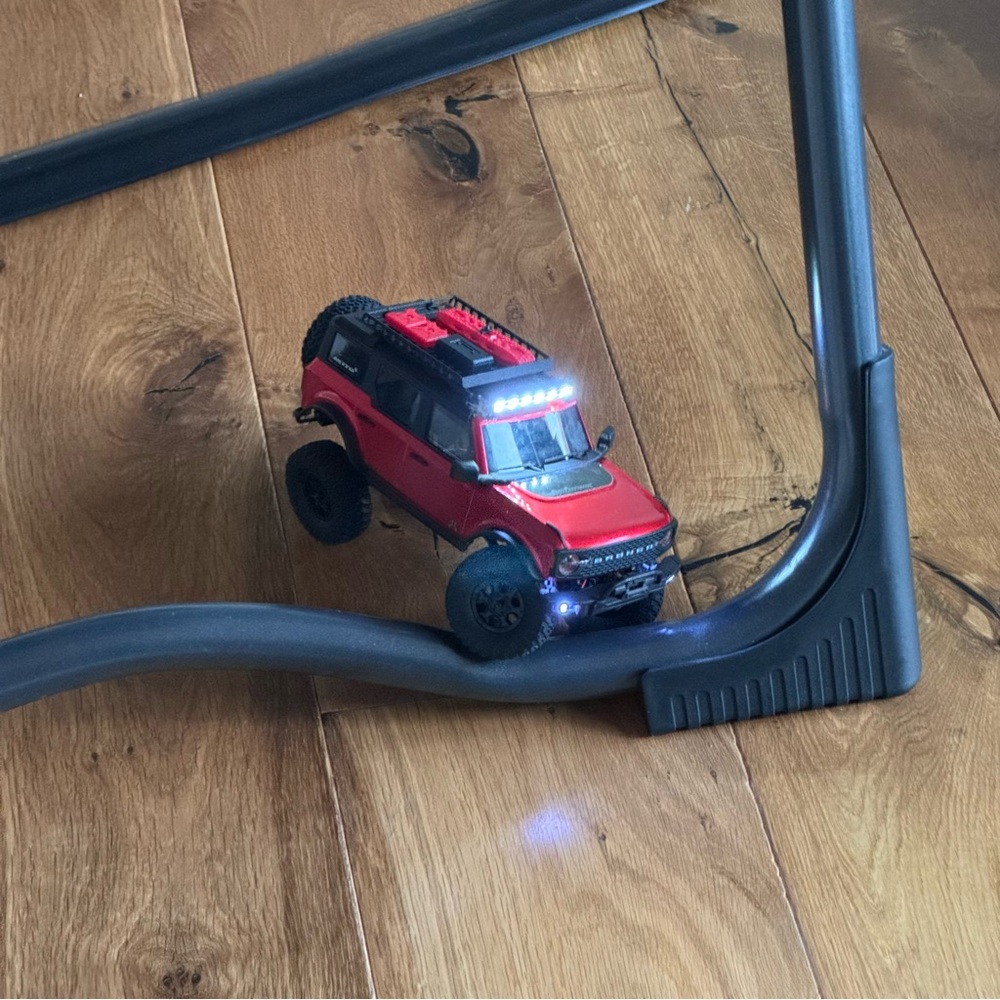 AXIAL - 1/24 SCX24 2021 FORD BRONCO 4WD TRUCJ with USB Charger and Remote | Red - Picture 7 of 11
